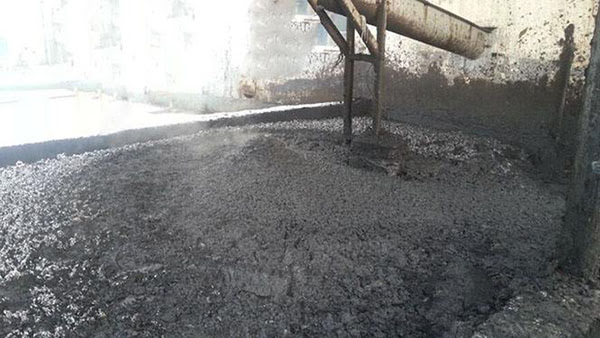生活污水处理厂产生的污泥.jpg 生活污水处理厂产生的污泥.jpg
