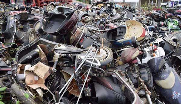 报废的汽车、电瓶车、新能源汽车1.jpg 报废的汽车、电瓶车、新能源汽车1.jpg