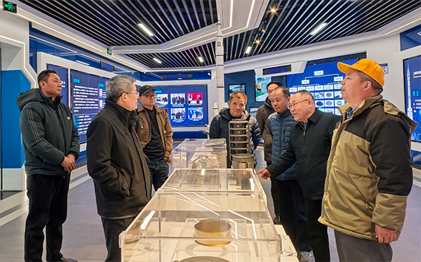 材料基因工程专家谢建新院士莅临澳门六开奖2025年开奖结果录-澳门六开奖结果走势图-2025年澳门六开奖结果-2025澳门合彩开彩结果-2025澳门历史开奖记录-2026年新澳门开奖结果-www澳门118开奖151557com科技考察 (1).jpg